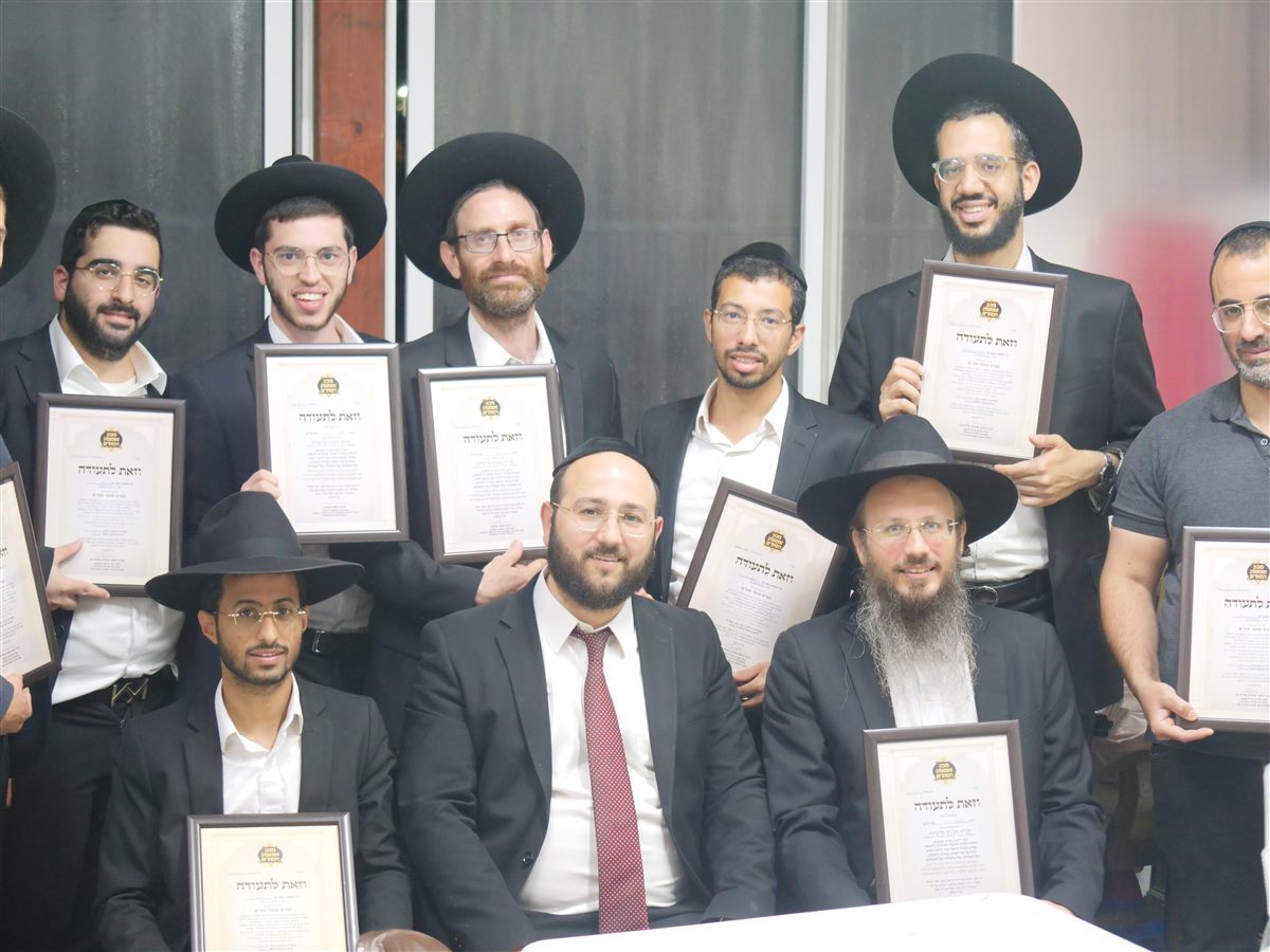 בוגרי קורס סופרי סת״ם עם תעודות