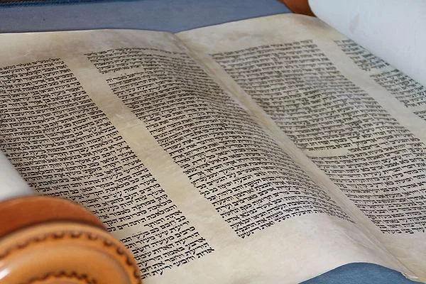 האם יש מצווה לכתוב ספר תורה?