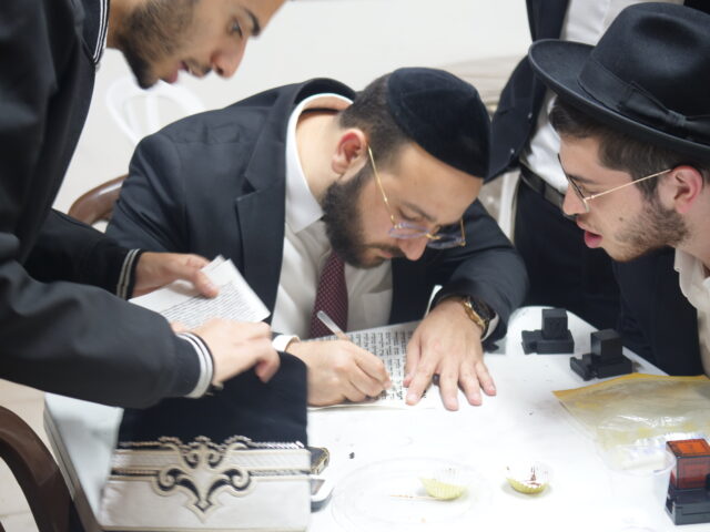 מתי וכיצד בודקים מזוזות?