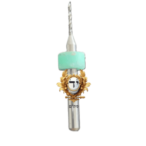 מקדח ייעודי לקדיחת חורים בבתי תפילין בקוטר 1 מ"מ בדיוק. מיועד לשימוש מקצועי על ידי סופרי סת"ם, סוגרי תפילין ובעלי מלאכה בתחום הסת"ם.